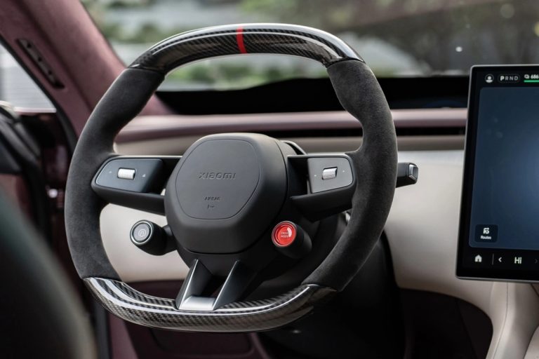 Xiaomi YU7 MAX interior Gray & Purple - steering wheel