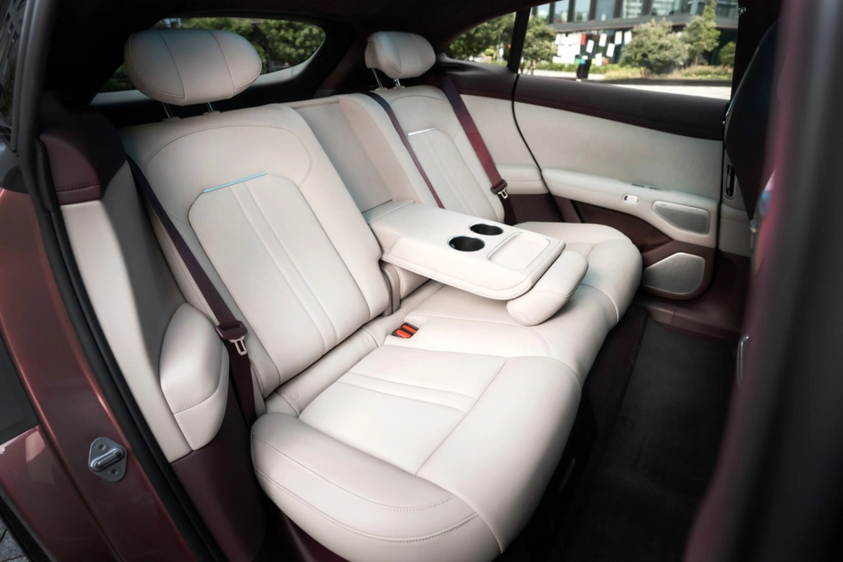 Xiaomi YU7 MAX interior Gray & Purple - rear seats