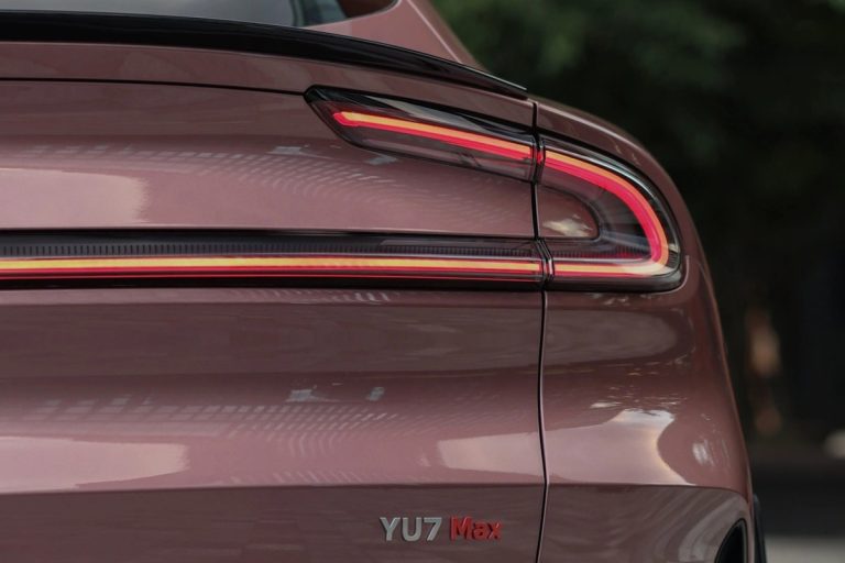 Xiaomi YU7 MAX color Purple R21 - tail lights