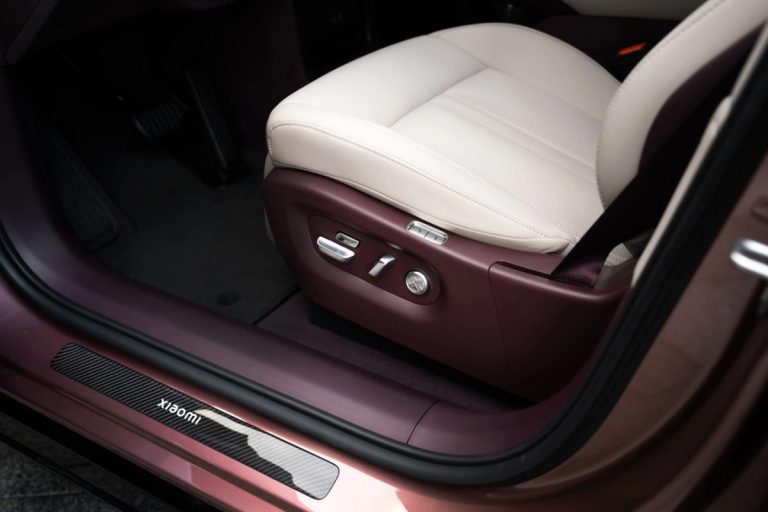 Xiaomi YU7 MAX interior Gray & Purple - electric seat drive